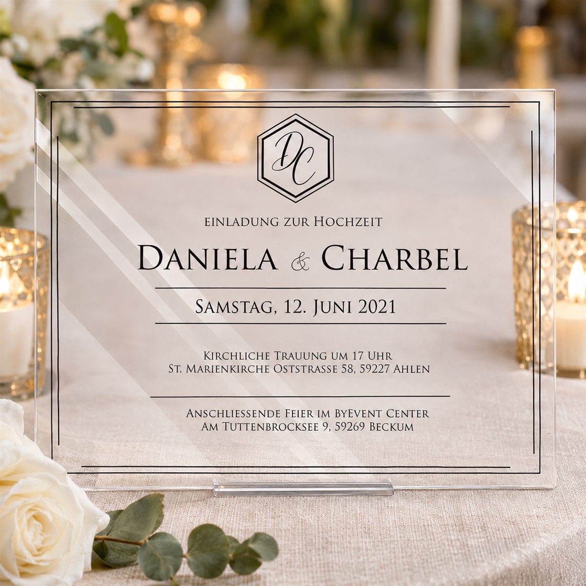 Hochzeitseinladung aus Acrylglas auf dem Hochzeitstisch