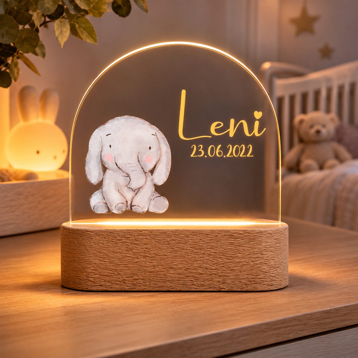 Nachtlicht Elefant mit Name und Datum im Kinderzimmer