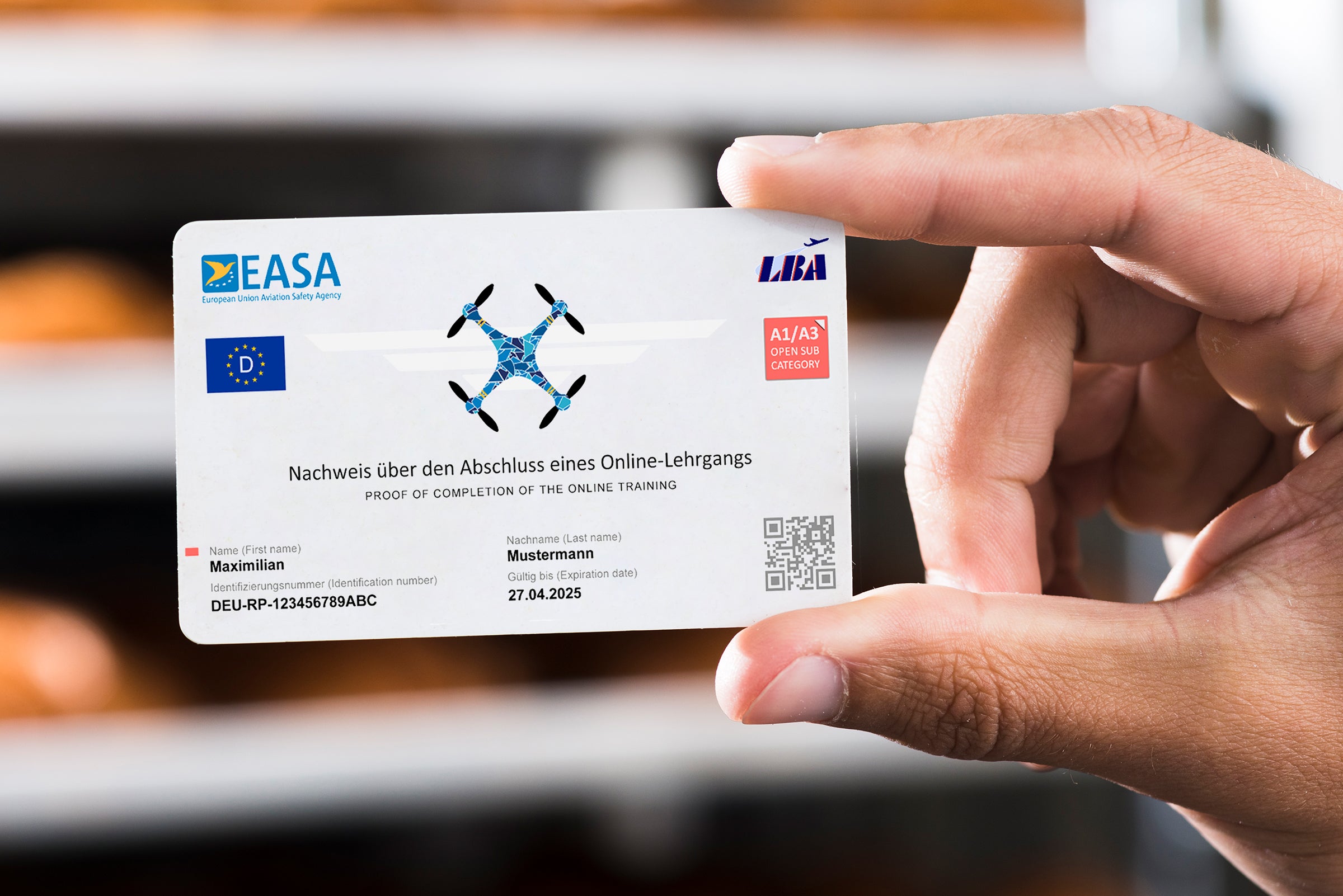 Patente di guida drone personalizzata secondo specifiche LBA - Certificato di idoneità UE A1/A3 e A2 formato carta di credito con codice QR personalizzato su tessera plastificata in PVC 