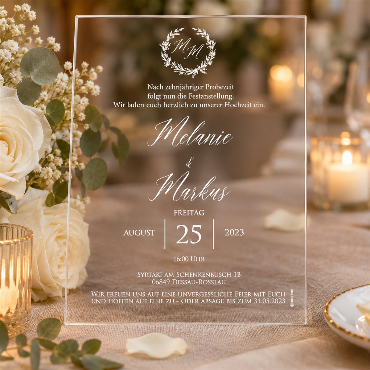 Hochzeitseinladung aus Acrylglas auf dem Hochzeitstisch