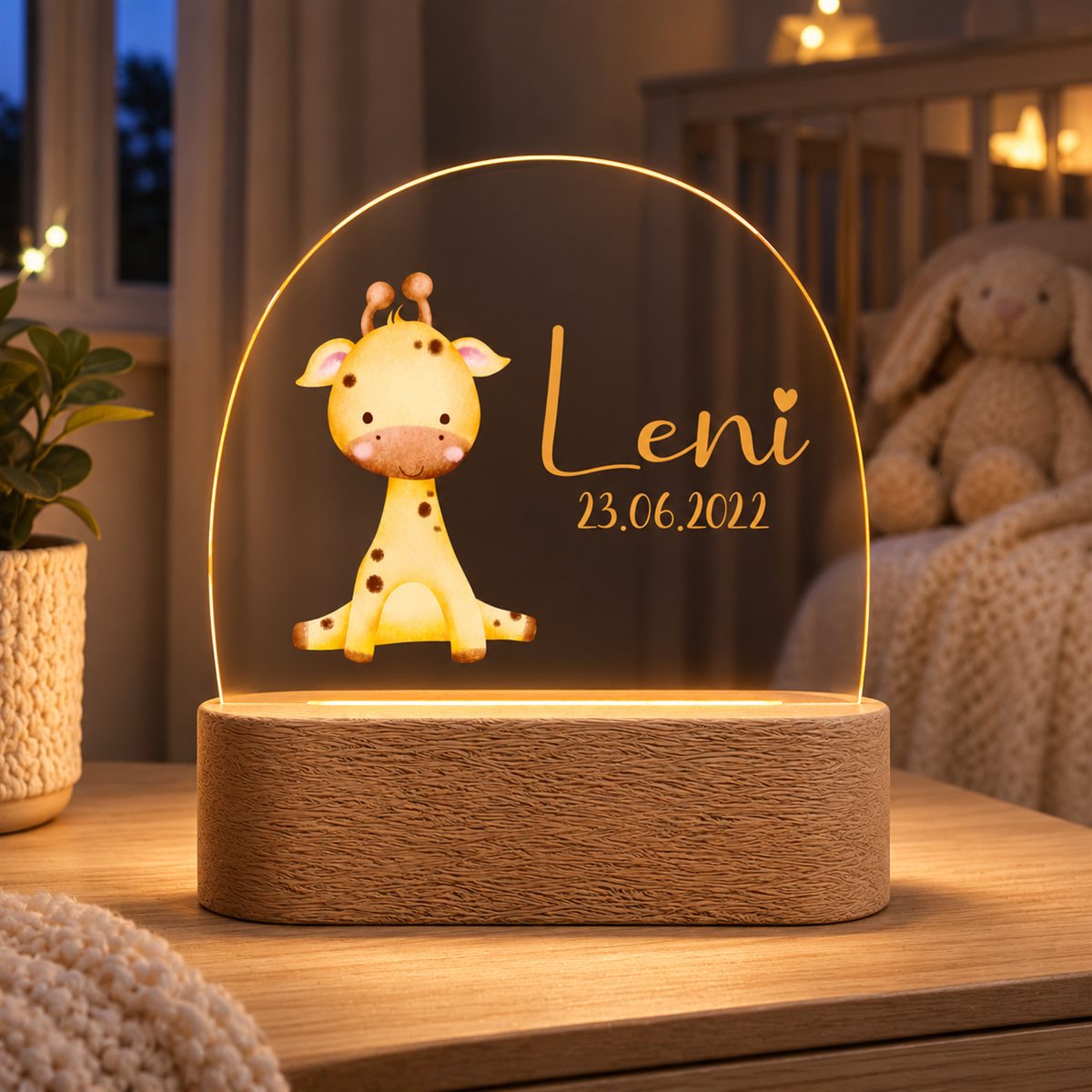 Nachtlicht Giraffe mit Name und Datum im Kinderzimmer